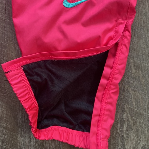 Nike x Atmos NRG Vintage Patchwork Track Pant
Pink/Hyper Jade - Picture 6 of 7